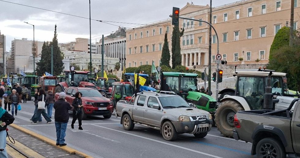 Τα τρακτέρ έφτασαν στο Σύνταγμα [εικόνες + βίντεο]